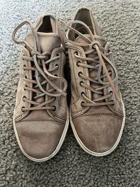 Frye “Mindy Low” Distressed Taupe Suede Lace-Up Sneakers NWT W8